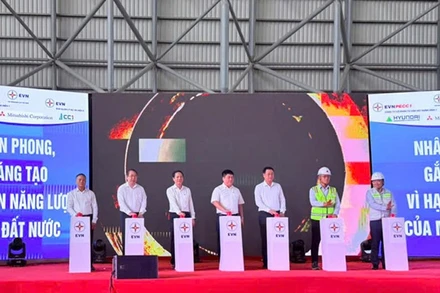 Bấm nút đốt dầu lần đầu lò hơi Tổ máy số 1 dự án Nhà máy nhiệt điện Quảng Trạch I.