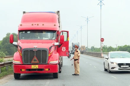 Lực lượng Cảnh sát Giao thông tăng cường công tác tuần tra, kiểm soát trên tuyến Quốc lộ 1.