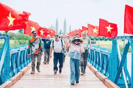 Du khách quốc tế rất thích thú khi trải nghiệm đi qua di tích cầu Hiền Lương lịch sử.