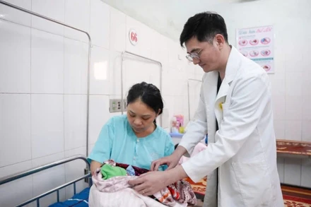 Bác sĩ khoa Phụ sản giành lại sự sống cho mẹ con sản phụ xuất huyết buồng ối hiếm gặp.