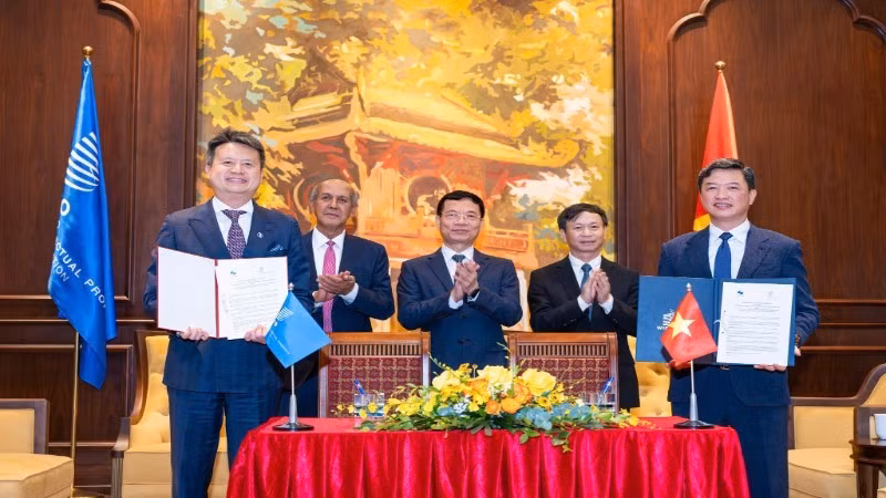 Cục trưởng Cục Sở hữu trí tuệ Lưu Hoàng Long và ông Daren Tang, Tổng Giám đốc WIPO ký kết Bản ghi nhớ hợp tác.