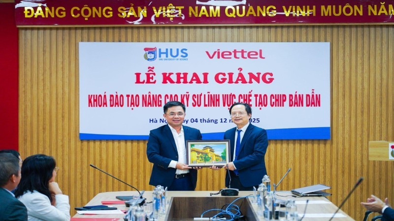 Tập đoàn Viettel phối hợp Trường đại học Khoa học Tự nhiên đào tạo kỹ sư chế tạo chip bán dẫn.