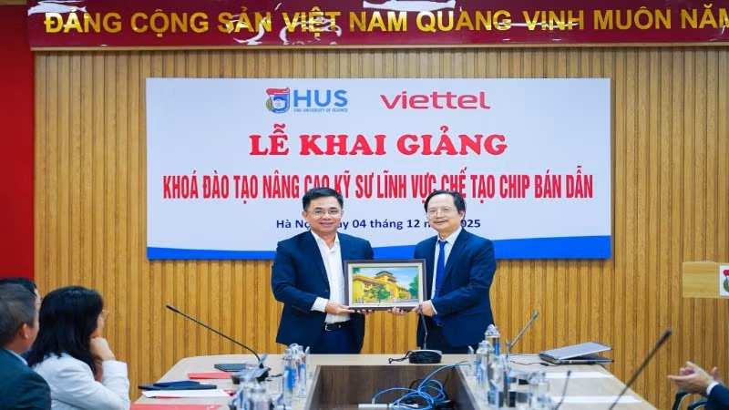 Tập đoàn Viettel phối hợp Trường đại học Khoa học Tự nhiên đào tạo kỹ sư chế tạo chip bán dẫn.