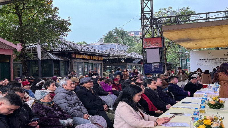 Đông đảo người dân tham dự triển lãm.