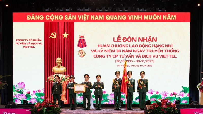Lãnh đạo Công ty Cổ phần Tư vấn và Dịch vụ Viettel đón nhận Huân chương Lao động hạng Nhì.