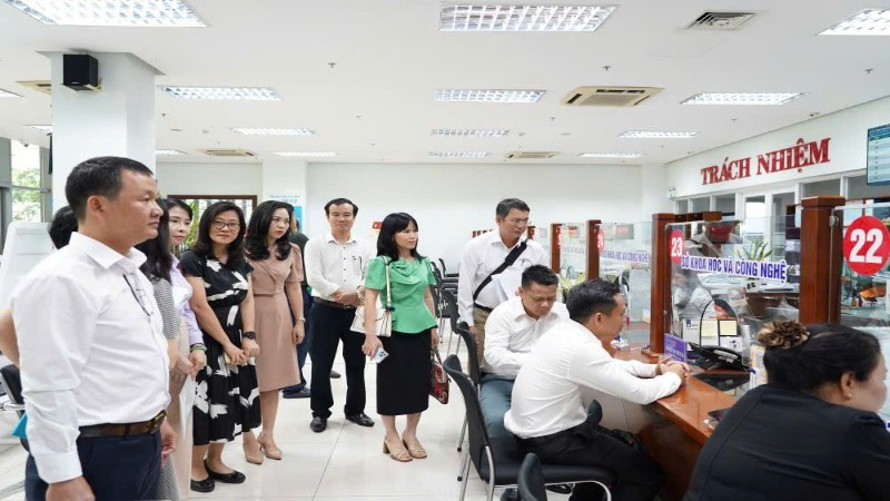 Đoàn công tác của Bộ Khoa học và Công nghệ khảo sát mức độ hài lòng của người dân thực hiện thủ tục hành chính công tại Trung tâm hành chính công thành phố Đà Nẵng.