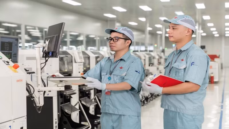 Sản xuất sản phẩm công nghệ cao tại Tổng công ty Sản xuất thiết bị Viettel.