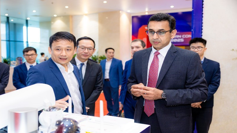 Đại diện Tổng Công ty Công nghiệp công nghệ cao Viettel và đại diện Tập đoàn Qualcomm cùng các đại biểu tại sự kiện.