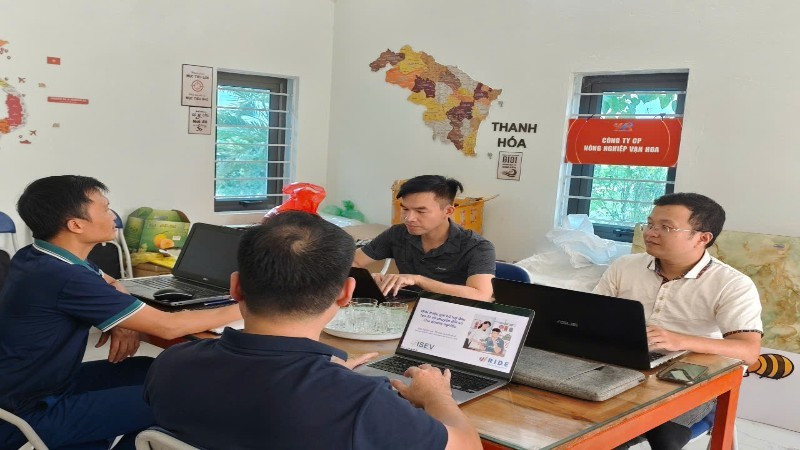 Chuyên gia giới thiệu Dự án hỗ trợ doanh nghiệp ứng dụng AI đến doanh nghiệp.