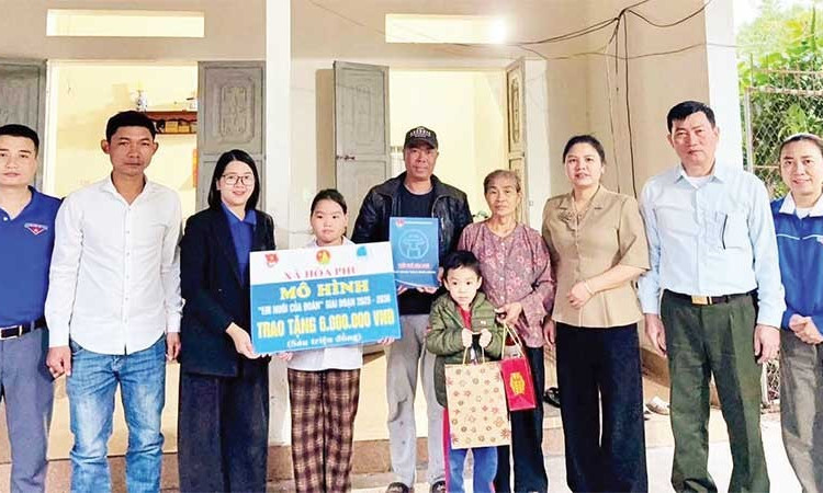 Chị Lê Thị Mỹ, Bí thư Đoàn Thanh niên xã Hòa Phú (người thứ ba từ trái sang) trao kinh phí hỗ trợ từ mô hình “Em nuôi của Đoàn” cho em Nguyễn Thị Chiêu Dương, thôn An Mỹ.