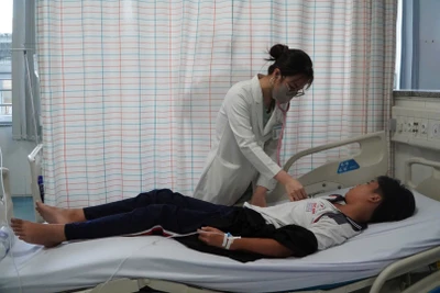 Nhân viên Bệnh viện đa khoa Vũng Tàu theo dõi một bệnh nhân ngộ độc nghi do ăn bánh mì ở đường Đồ Chiểu, phường Vũng Tàu. 