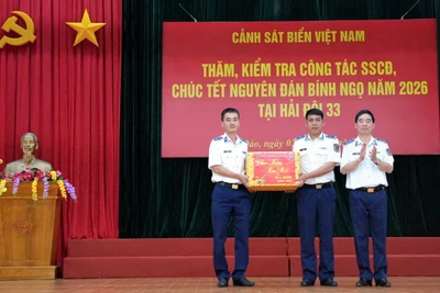 Trung tướng Bùi Quốc Oai tặng quà cho cán bộ, chiến sĩ Hải đội 33 nhân dịp Tết cổ truyền.