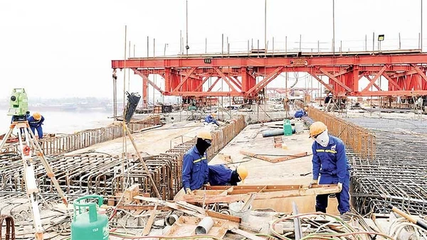 Kỹ sư, công nhân thi công cầu Kênh Vàng.