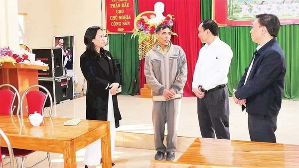 Lãnh đạo xã Xuân Vân kiểm tra cơ sở vật chất tại các điểm bầu cử trên địa bàn xã.