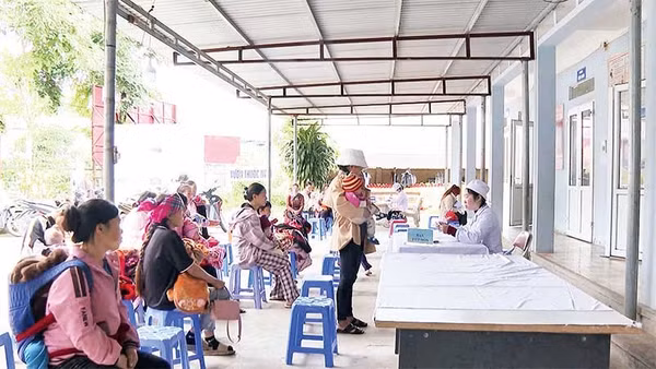 Người dân đến khám, chữa bệnh tại Trạm y tế xã Khun Há.