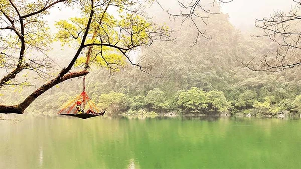 Trải nghiệm nghỉ ngơi trên hồ Lân Ty.