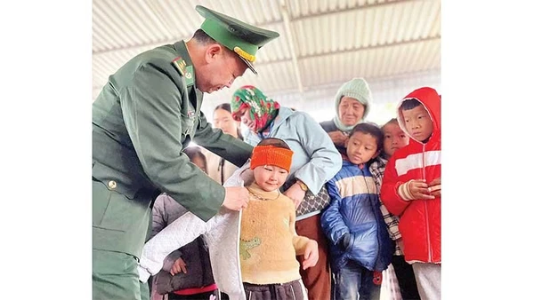 Trao áo ấm tặng các cháu nhỏ ở bản Na Cáng, xã Na Ngoi.