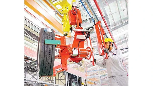 Dây chuyền lắp ráp ô-tô tại Kim Long Motor ở Huế.