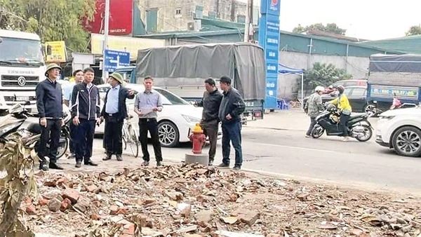 Lãnh đạo Ủy ban nhân dân phường Vĩnh Hưng thường xuyên kiểm tra công tác giải phóng mặt bằng đường Lĩnh Nam.