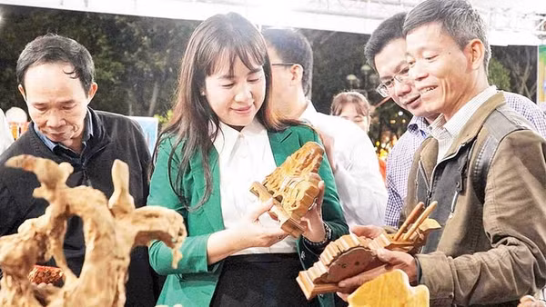 Các sản phẩm OCOP thủ công mỹ nghệ ở thành phố Đà Nẵng được chú ý tại các hội chợ.