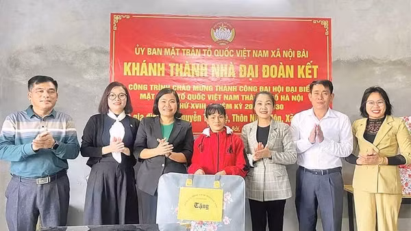 Những ngôi nhà Đại đoàn kết được trao cho những hộ gia đình khó khăn ở xã Nội Bài đúng dịp Tết Nguyên đán Bính Ngọ giúp các hộ đón Tết trong ấm áp, yêu thương.