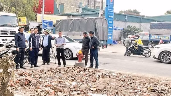 Lãnh đạo Ủy ban nhân dân phường Vĩnh Hưng thường xuyên kiểm tra công tác giải phóng mặt bằng đường Lĩnh Nam.