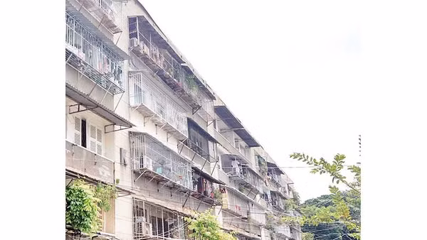 Nhiều căn hộ tại Cư xá Thanh Đa, phường Bình Quới (Thành phố Hồ Chí Minh) còn lắp đặt lồng sắt che chắn các lối thoát hiểm. (Ảnh THẾ ANH)