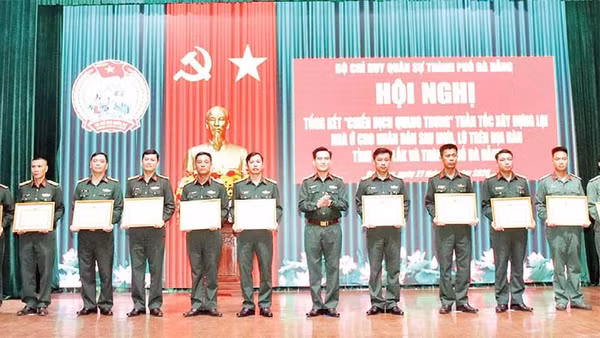 Trao thưởng các tập thể, cá nhân có thành tích xuất sắc trong “Chiến dịch Quang Trung”. (Ảnh TRỌNG HUY)