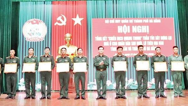 Trao thưởng các tập thể, cá nhân có thành tích xuất sắc trong “Chiến dịch Quang Trung”. (Ảnh TRỌNG HUY)