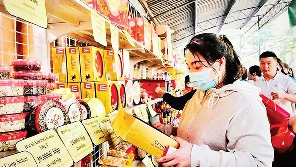 Công nhân vui mừng lựa chọn những mặt hàng thiết yếu tại Điểm phúc lợi đoàn viên.