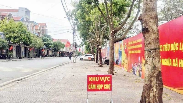 Một khu vực trung tâm xã trước đây vốn là "chợ cóc", nay đã được xử lý triệt để. (Ảnh Việt Hoàng)