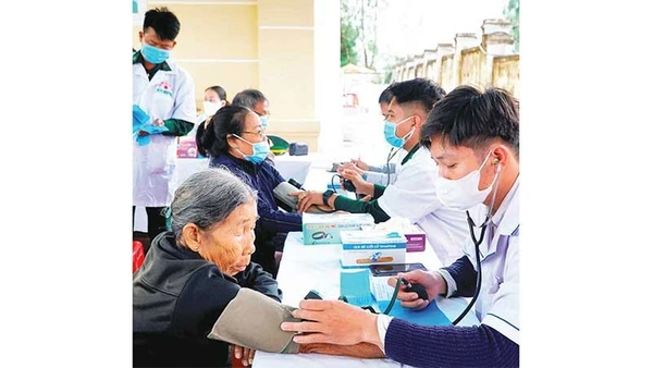 Quân y Bộ đội Biên phòng tỉnh Gia Lai khám sức khoẻ cho người dân xã Phù Mỹ Đông.