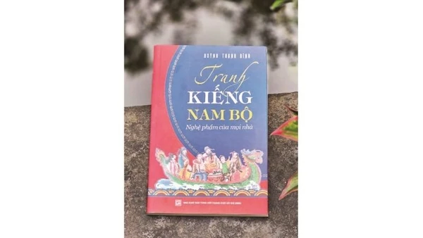 Bìa cuốn sách “Tranh kiếng Nam Bộ-Nghệ phẩm của mọi nhà” của tác giả Huỳnh Thanh Bình. (Ảnh QUỲNH MY)