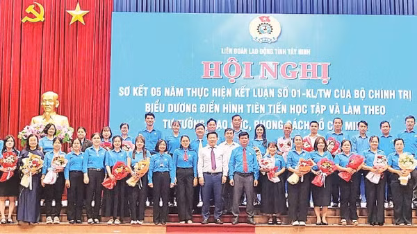 Lãnh đạo tỉnh Tây Ninh khen thưởng các cá nhân và tập thể có thành tích xuất sắc.
