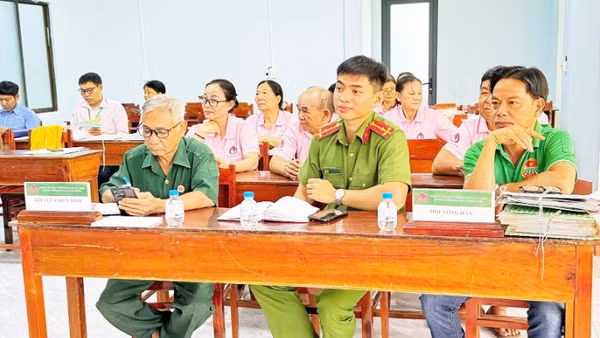 Phường Lộc Ninh tổ chức giải ngân vốn cho hai khách hàng đầu tiên theo chính sách mới về vốn tín dụng đối với người sau cai nghiện.