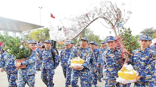 Cán bộ, chiến sĩ chuyển cây quất, hoa đào ra Trường Sa để quân và dân đón Tết. (Ảnh CTV)