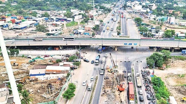 Thi công nút giao thông Mỹ Thủy - một trong những công trình giao thông trọng điểm của Thành phố Hồ Chí Minh. (Ảnh THẾ ANH)