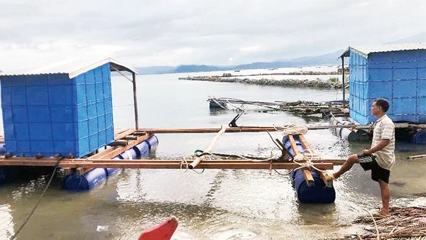 Ông Nguyễn Tấn Cường trăn trở vì chưa có vốn để làm lại lồng bè, ghe thuyền và mua con giống cho vụ mùa mới.