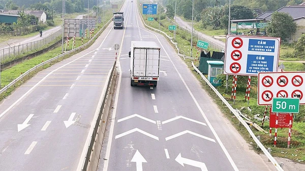 Tuyến đường cao tốc Cam Lộ-La Sơn xuất hiện nhiều bất cập tiềm ẩn nguy cơ xảy ra tai nạn giao thông.