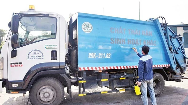 Công ty Môi trường đô thị Hà Nội chuẩn bị phương tiện thu gom, vận chuyển rác thải theo quy định mới.