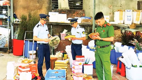 Lực lượng chức năng phát hiện, thu giữ bánh trung thu và một số thực phẩm nhập lậu tại hộ kinh doanh Lý Nguyễn Minh Châu. (Ảnh TRÍ DŨNG)