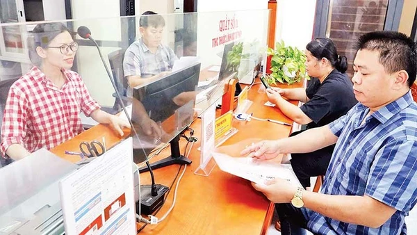 Người dân thực hiện thủ tục hành chính trong lĩnh vực tư pháp tại Trung tâm Phục vụ hành chính công xã Chi Lăng.