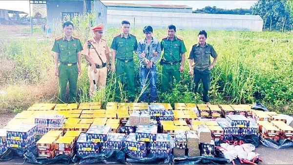 Lực lượng công an bắt giữ đối tượng vận chuyển pháo lậu vào nội địa tỉnh Đồng Nai.
