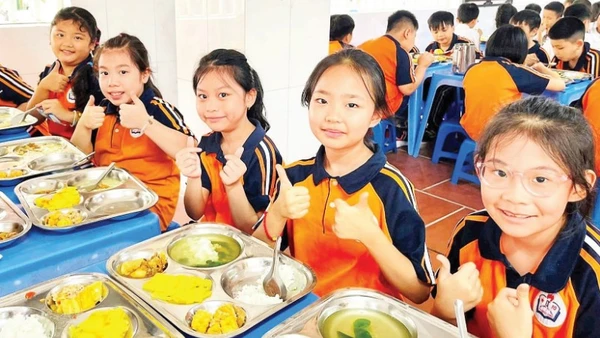 Giờ ăn bán trú của học sinh tại Trường tiểu học Thăng Long. (Ảnh minh họa: NGỌC MINH)