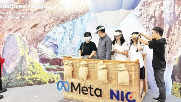 Các bạn trẻ trải nghiệm tour thực tế ảo chinh phục Sơn Đoòng - hang động lớn nhất thế giới tại trưng bày thành tựu đổi mới sáng tạo 2024.