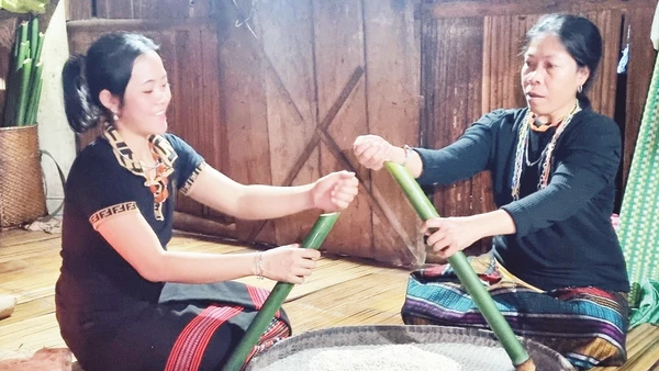 Phụ nữ Pa Kô làm món Đổi A-lỗq chuẩn bị cho ngày lễ Aza.