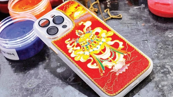 Một sản phẩm ứng dụng theo Họa kim sa trên ốp điện thoại của Nguyễn Hoàng Anh.