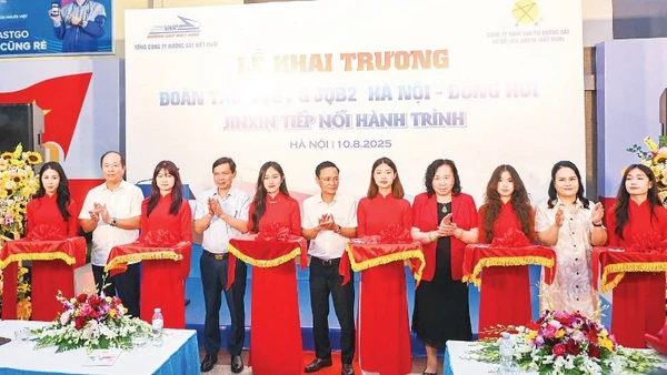 Các đại biểu thực hiện nghi thức khai trương đoàn tàu. (Ảnh TRẦN LONG)