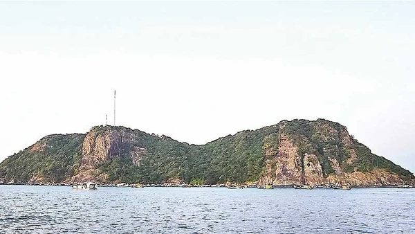 Một góc cụm đảo Hòn Chuối nằm trong Khu bảo tồn loài-sinh cảnh cấp tỉnh tại Cà Mau, nơi có đông đảo ngư dân phát triển nghề nuôi biển.