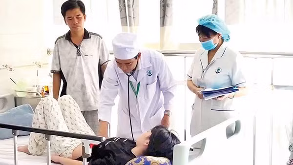 Khám cho bệnh nhi đang điều trị sốt xuất huyết tại Bệnh viện Nhi đồng Cần Thơ.